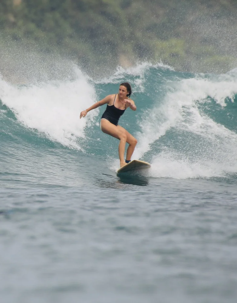 Marjolaine en train de surfer une vague